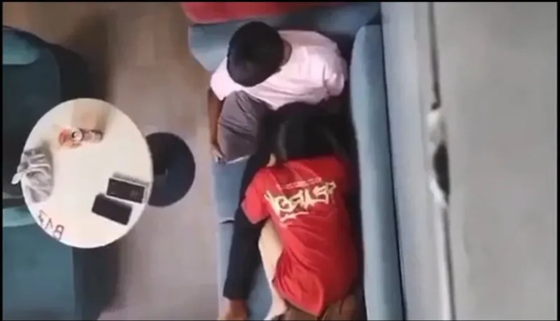 Quay lén con ghệ liếm mút cho em ghệ nơi công cộng