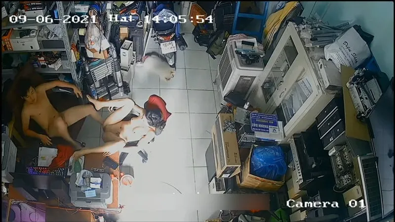 Người vợ chồng yêu xxx nhau trong của hàng máy tính