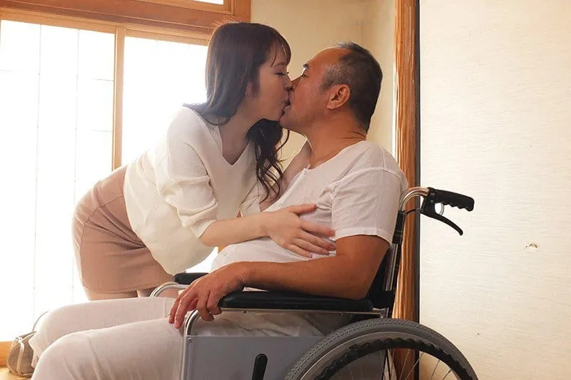 Người yêu của con trai hiếu thảo chăm sóc bố ông chồng tàn tật