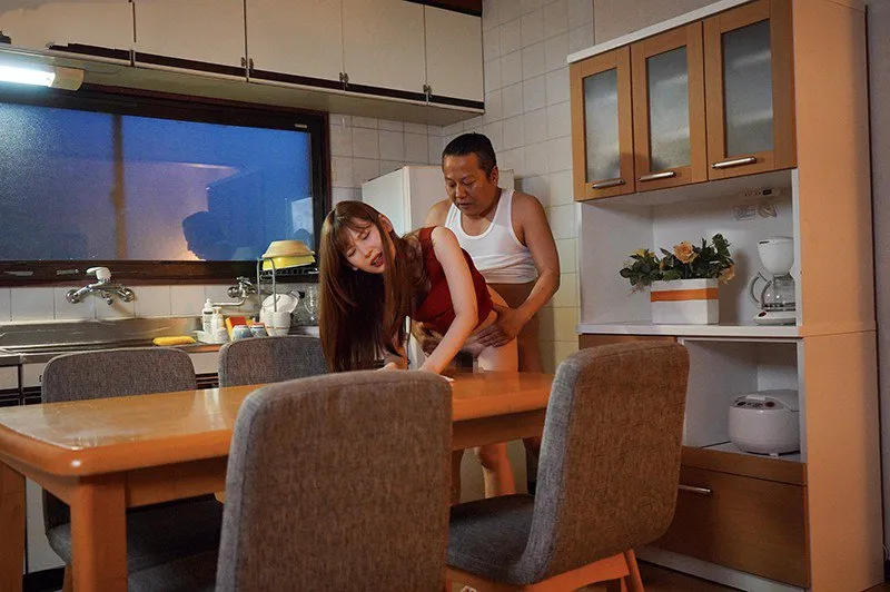 Con chim nhỏ bị ông chồng mới của mẹ xoạc mỗi ngày, cho dù đã có người yêu