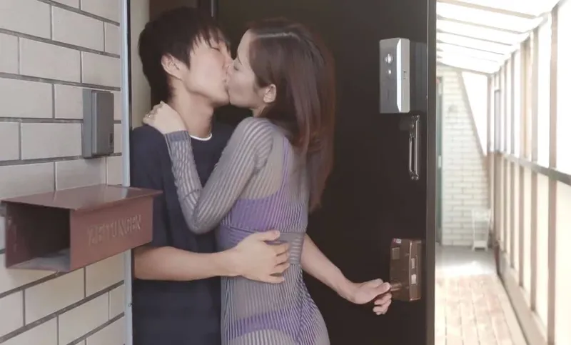 Em gái hàng xóm với chiếc quần lót lọt khe và cậu nhóc cạnh bên nhà may mắn