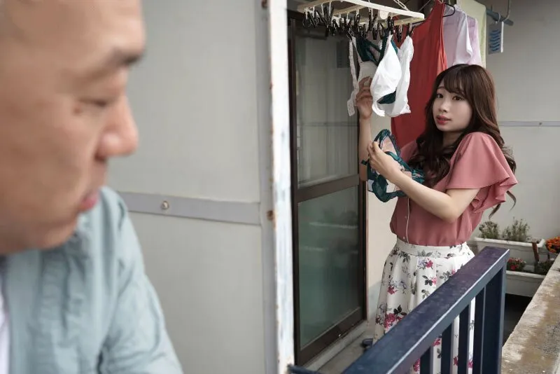 Gã nhà đối diện chuyên soi mói và cặp cô vợ ông chồng thường xuyên rên la quá to